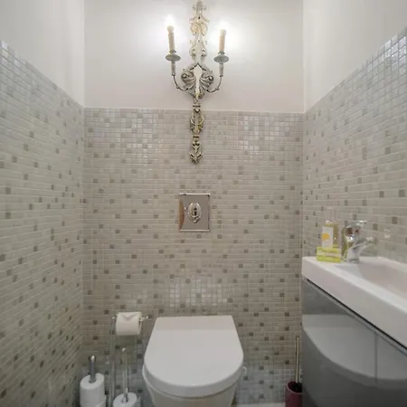 Upstays Republique Terrace 130m *